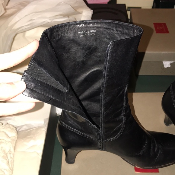 Simple black boots with a small heel - Picture 3 of 4